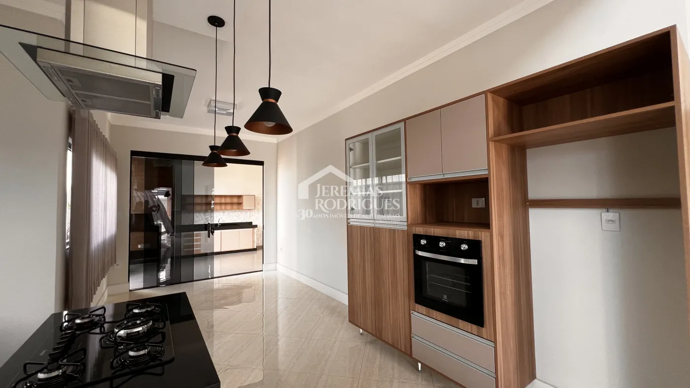 Casa à venda com 3 dormitórios no Condomínio Campos do Conde II em Tremembé/SP.