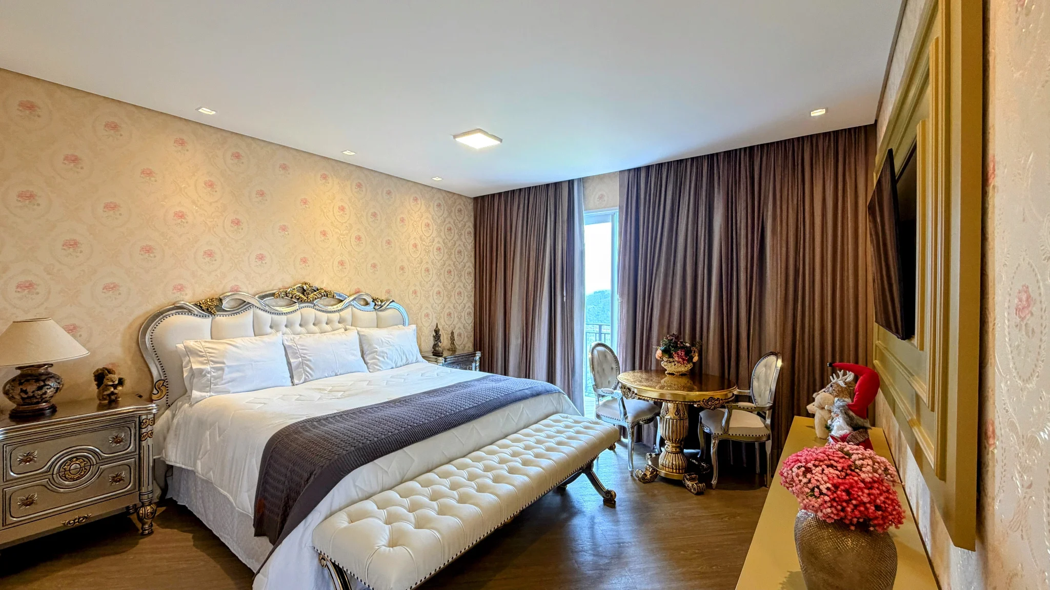 Casa à venda com 4 suítes no  Condomínio Iporanga em Campos do Jordão/SP. 