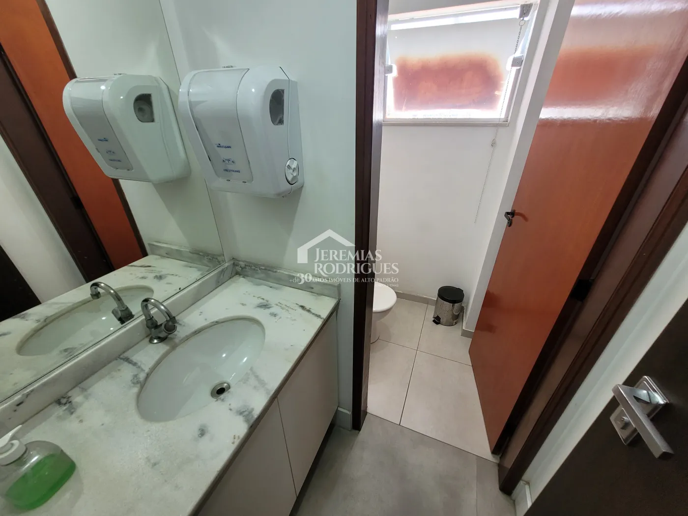 Três salas comerciais com 300 m² no Edifício Village Coworking em Pindamonhangaba/SP.