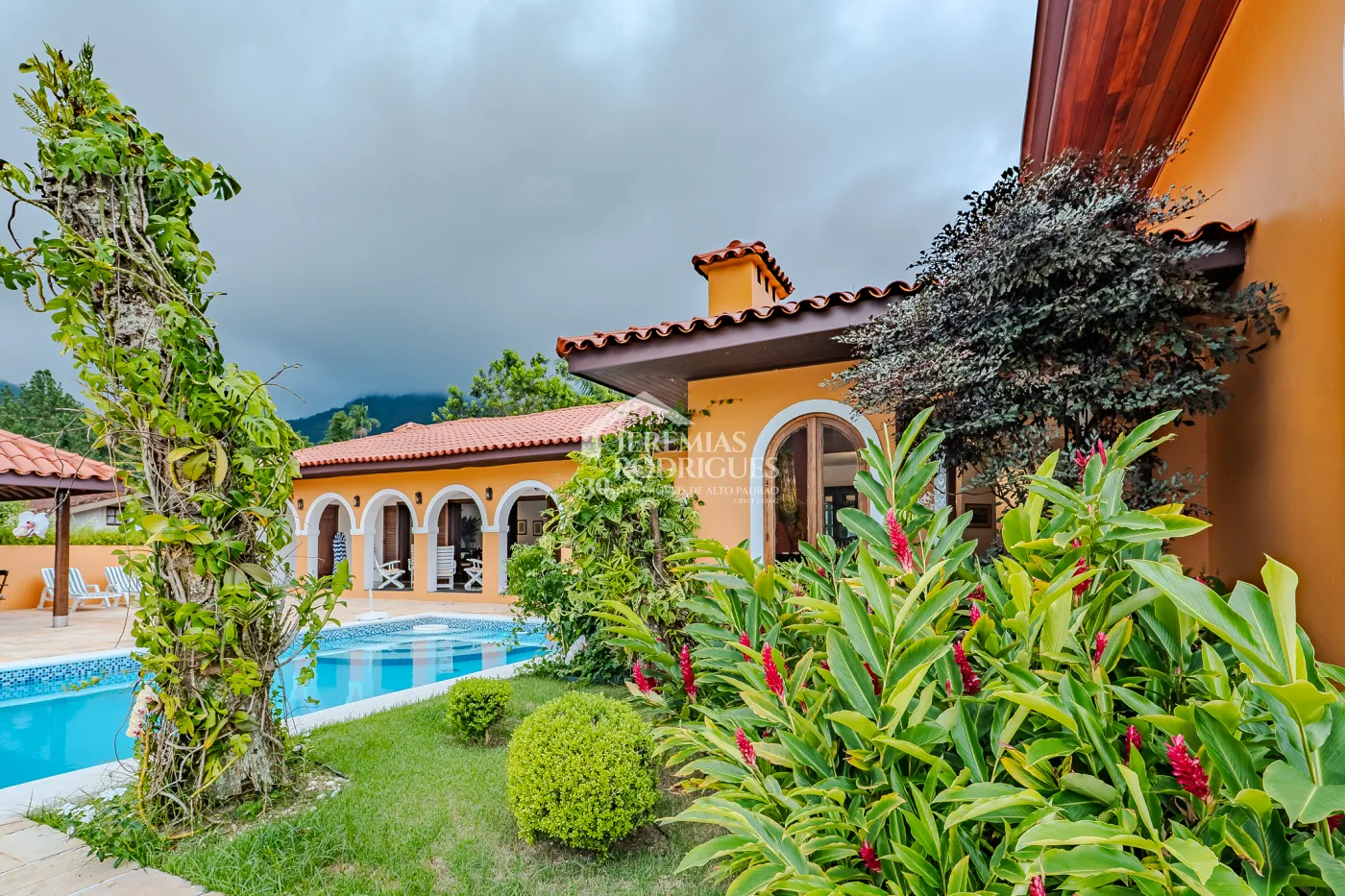 Mansão à venda com 7suítes no Condomínio Santa Rita em Ubatuba/SP.