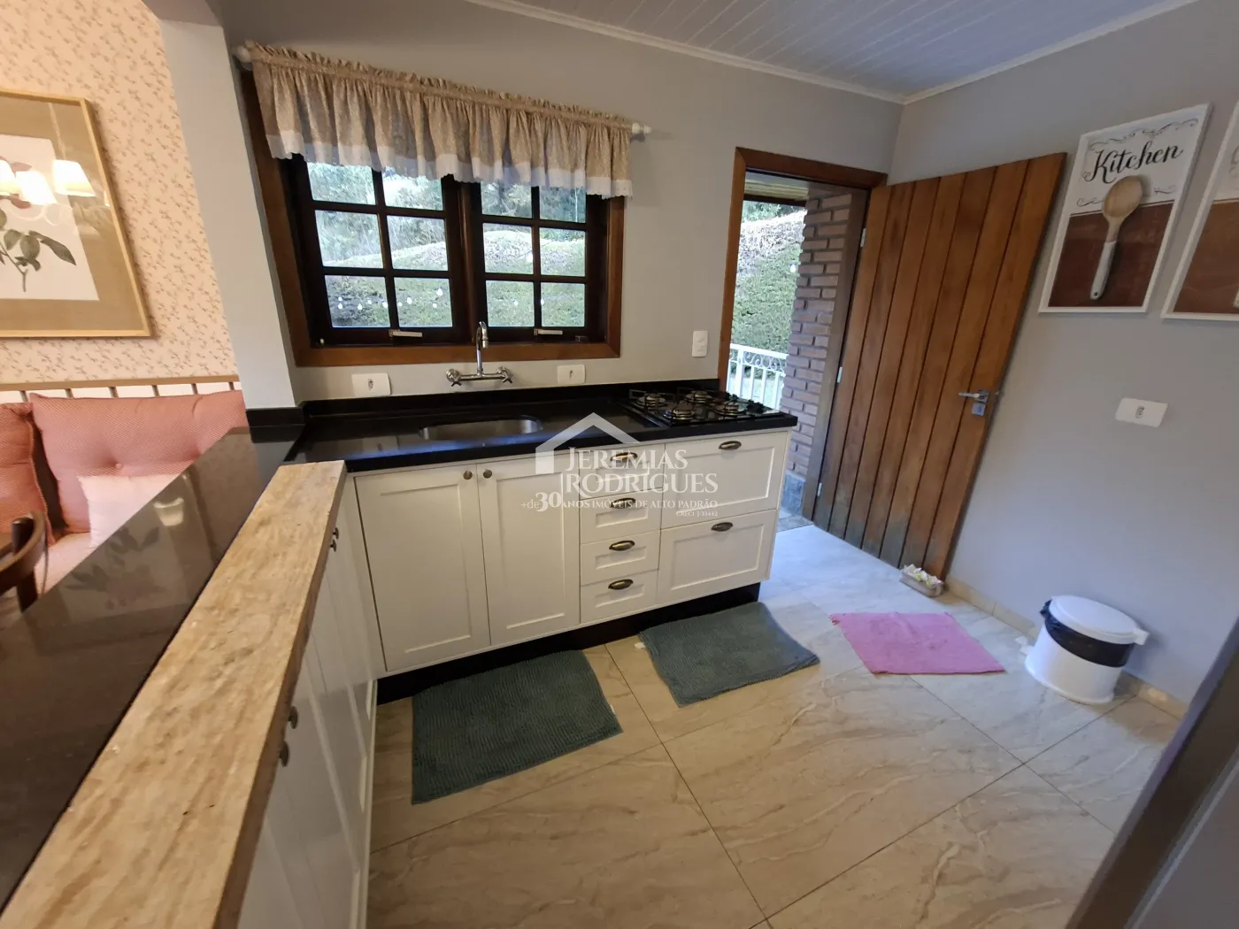 Casa à venda com 2 dormitórios no Condomínio Petiti Village em Campos do Jordão/SP.