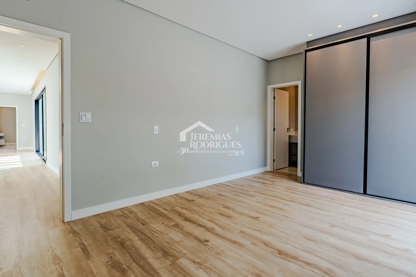 Casa à venda com 4 suítes no Condomínio Residencial Alphaville II em São José dos Campos/SP.