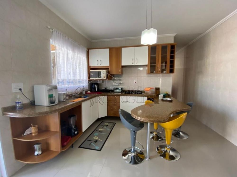 Casa à venda com 2 suítes no bairro do Bonfim em Taubaté/SP.