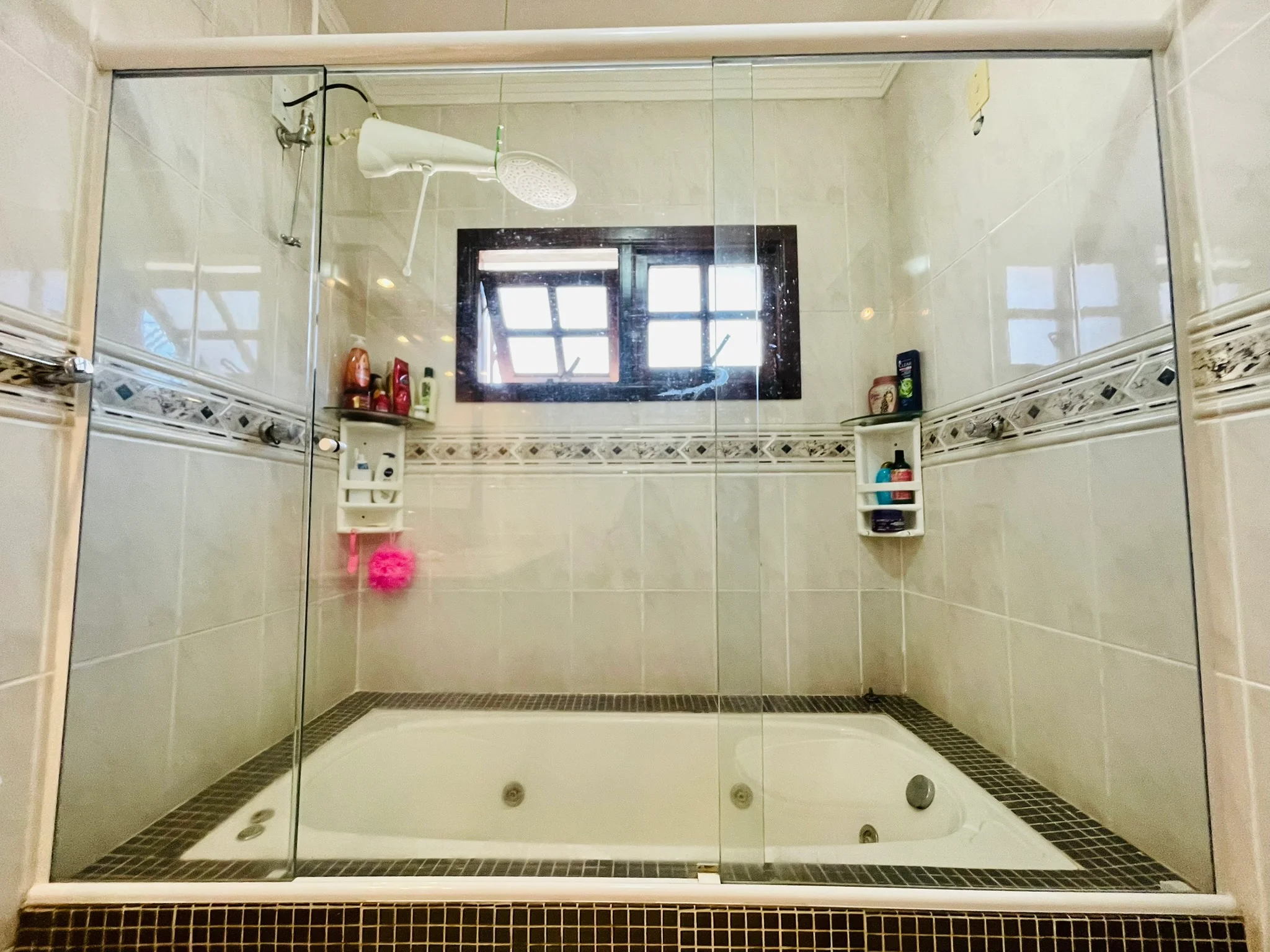 Casa à venda com 5 dormitórios no bairro Esplanada Independência em Taubaté/SP. 