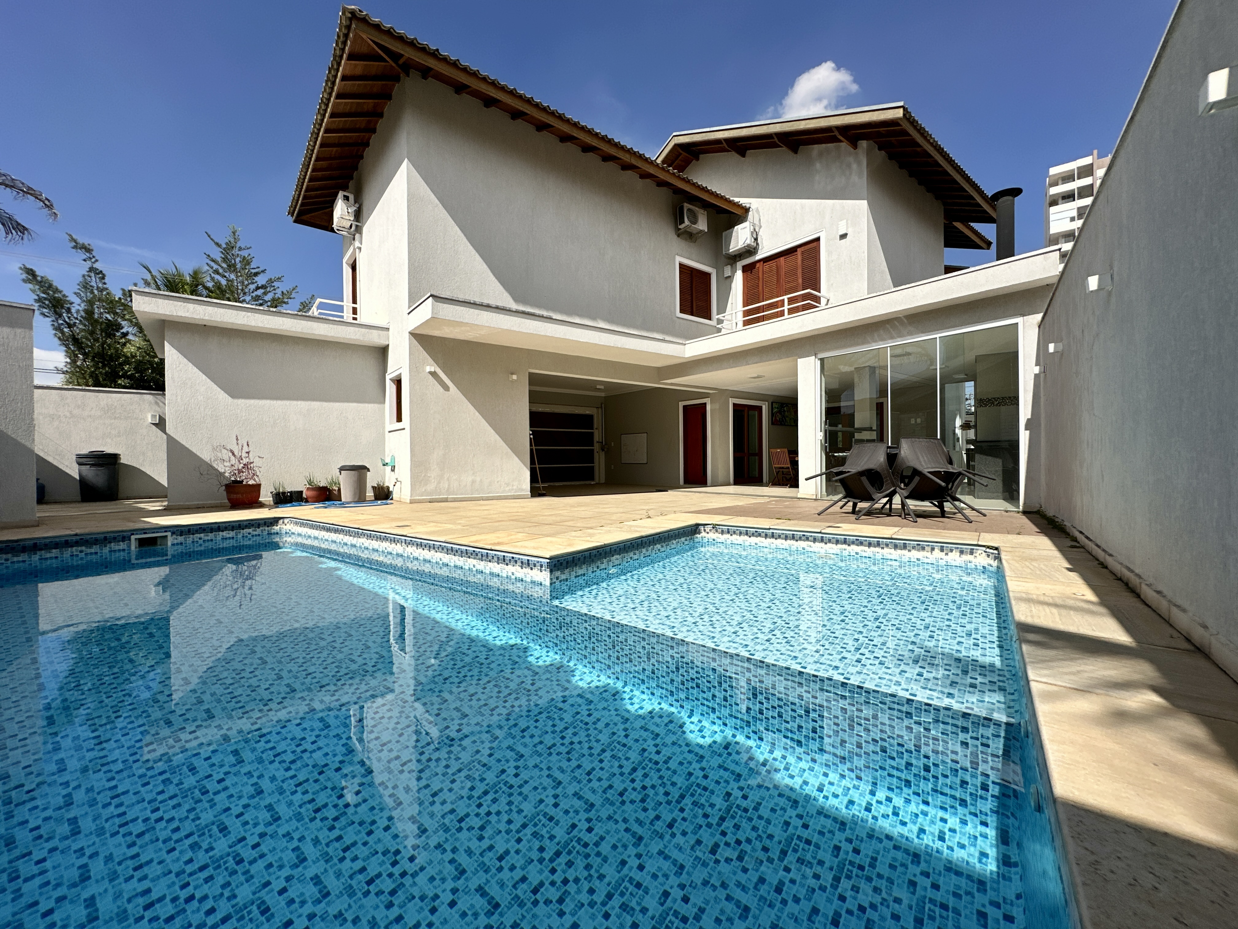 Casa para locação com 3 suítes no Condomínio Taubaté Village em Taubaté/SP. 