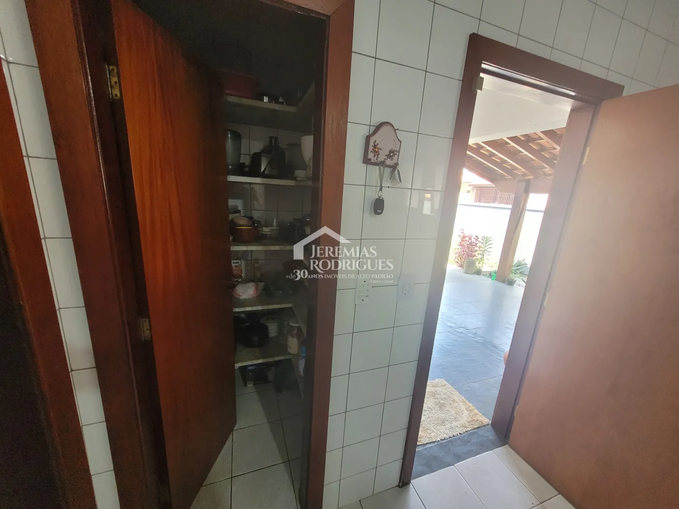 Casa para venda e locação com 3 dormitórios no Parque São Domingos em Pindamonhangaba/SP.