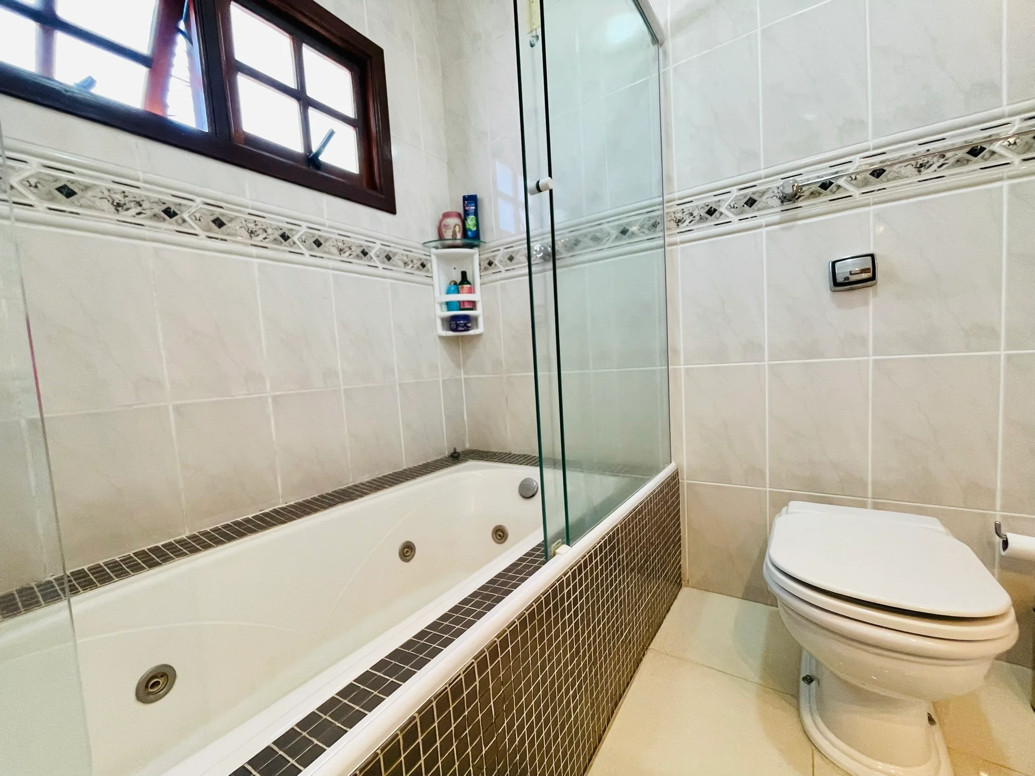 Casa à venda com 5 dormitórios no bairro Esplanada Independência em Taubaté/SP. 