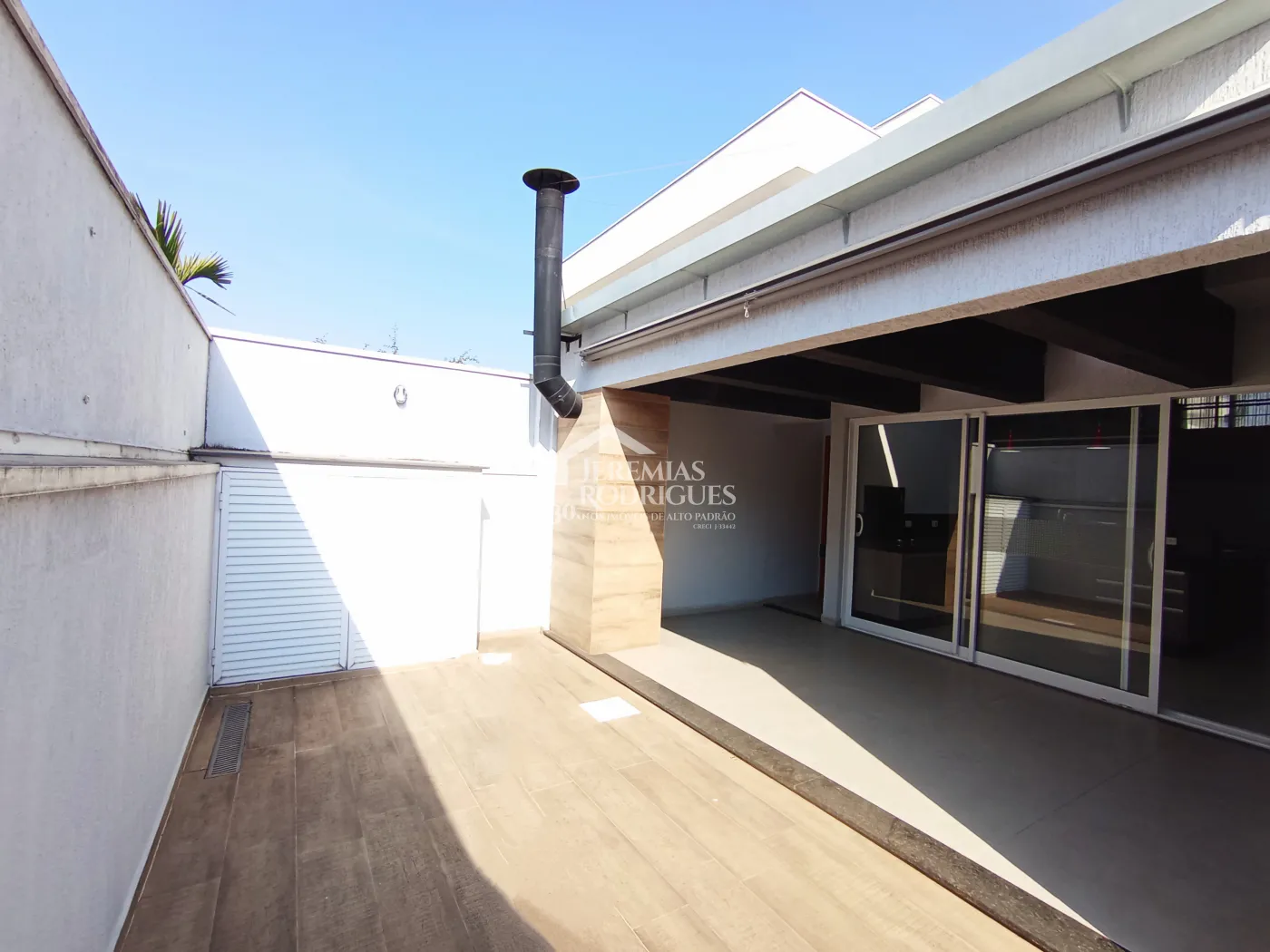 Casa para venda e locação com 3 dormitórios, no Condomínio Campos do Conde II em Tremembé/SP.