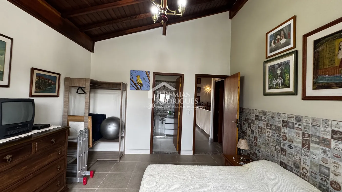 Casa assobradada à venda com 4 dormitórios no Condomínio Jardim das Hortênsias em Taubaté/SP.