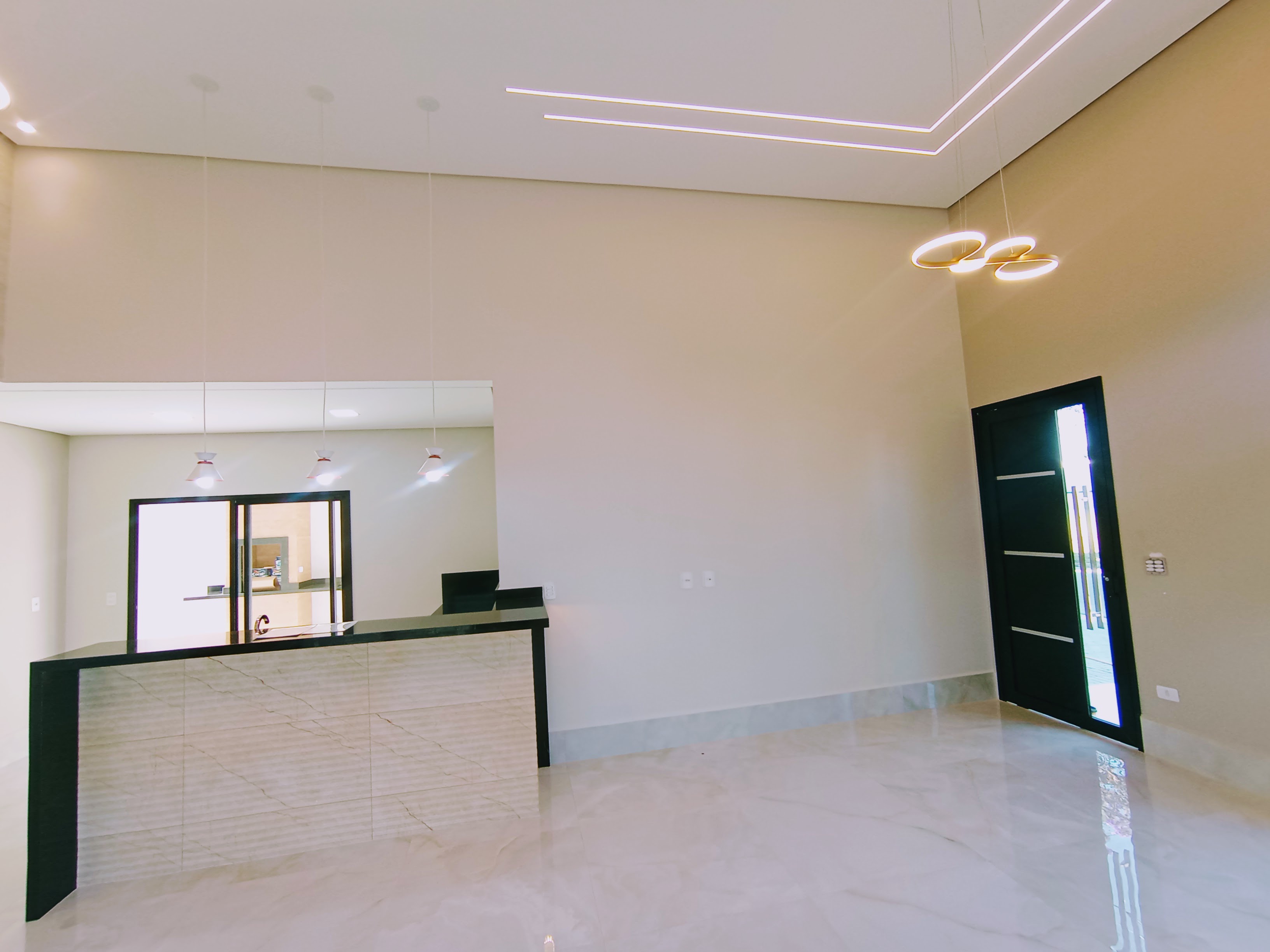 Casa à venda com 3 dormitórios no Condomínio Ouro Ville em Taubaté/SP.