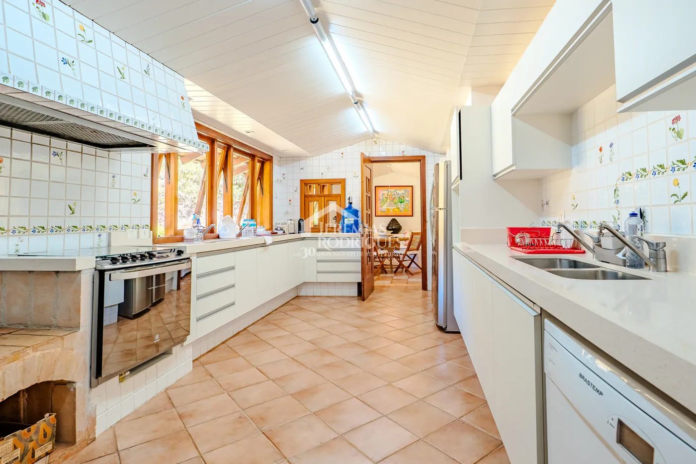 Mansão à venda com 7 suítes no Condomínio Vila Simonsen em Campos do Jordão/SP.