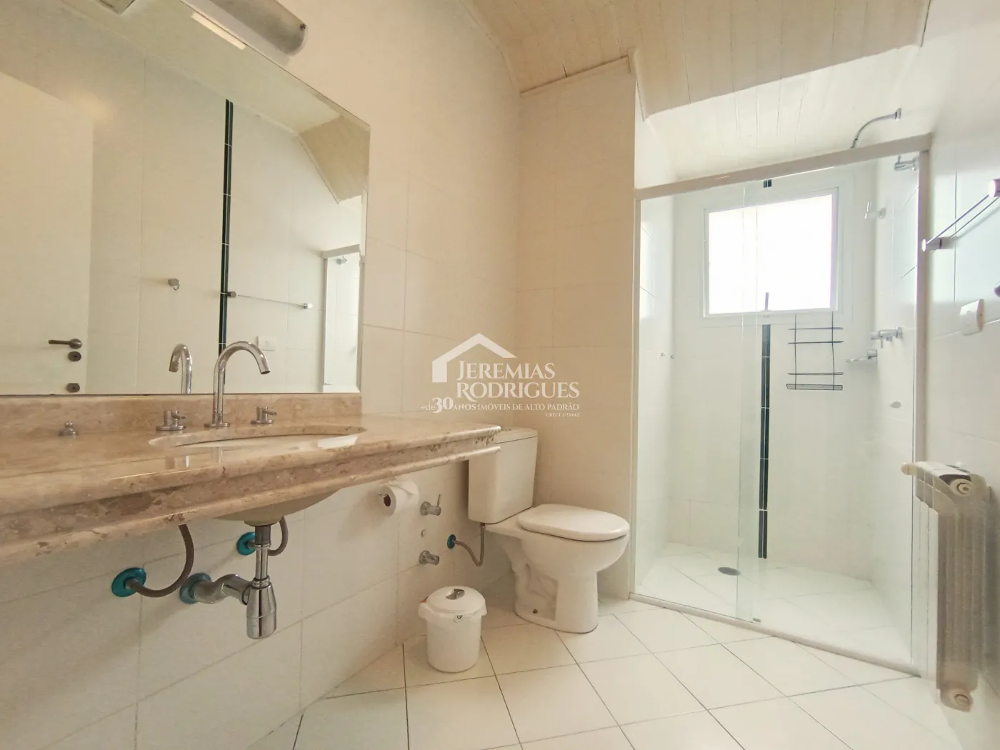 Apartamento duplex à venda com 4 suítes, 401 m² no Condomínio Chateau D Amboise em Campos do Jordão/SP.