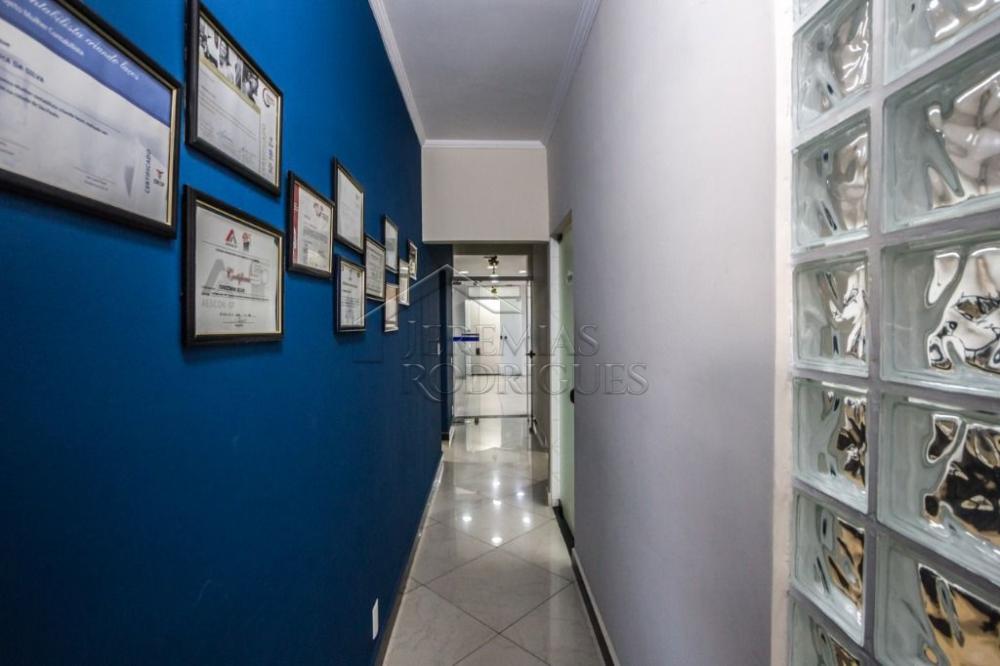 Prédio comercial à venda no Centro em Taubaté/SP. 
