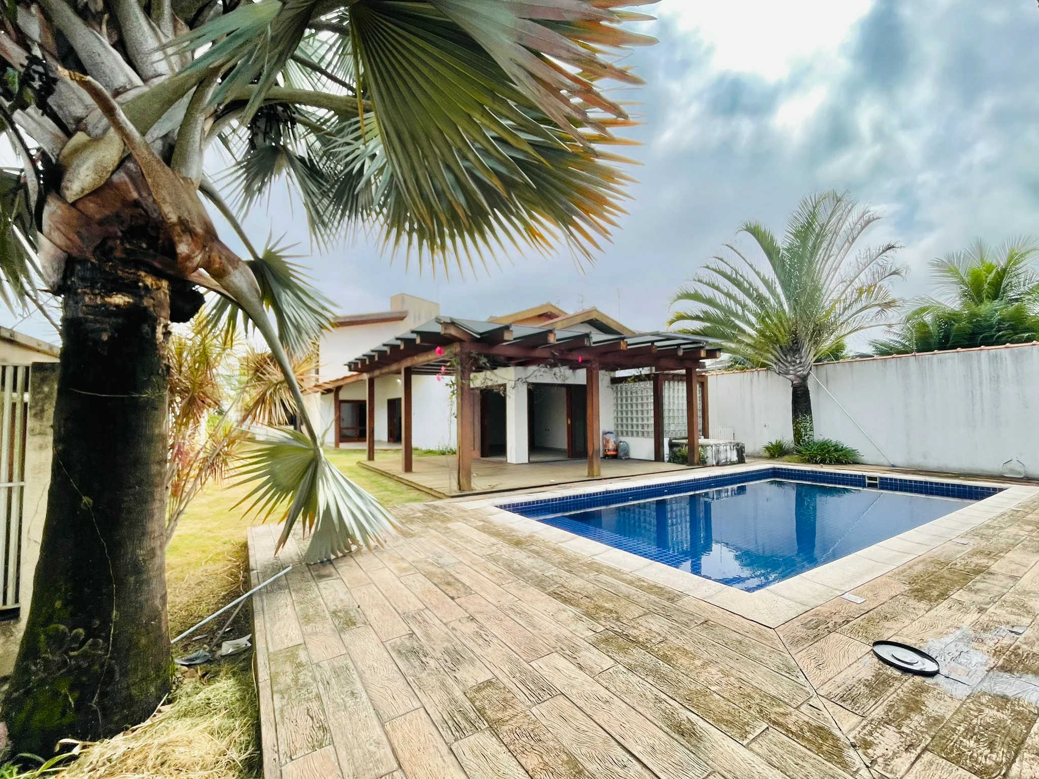 Casa para venda e locação no bairro Lessa em Pindamonhangaba/SP.