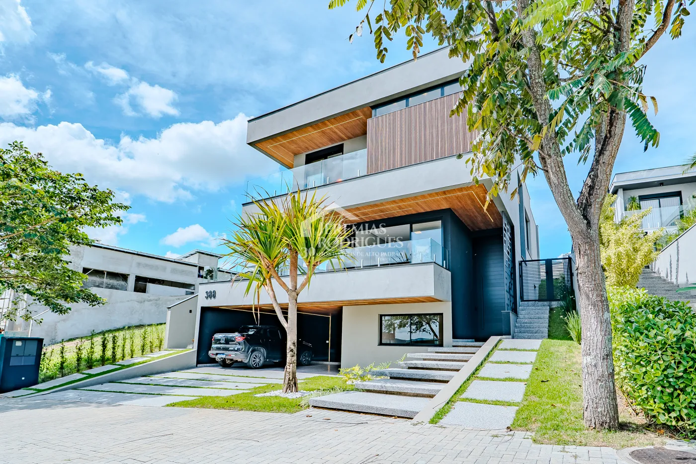 Casa à venda com 4 suítes no Condomínio Residencial Alphaville II em São José dos Campos/SP.
