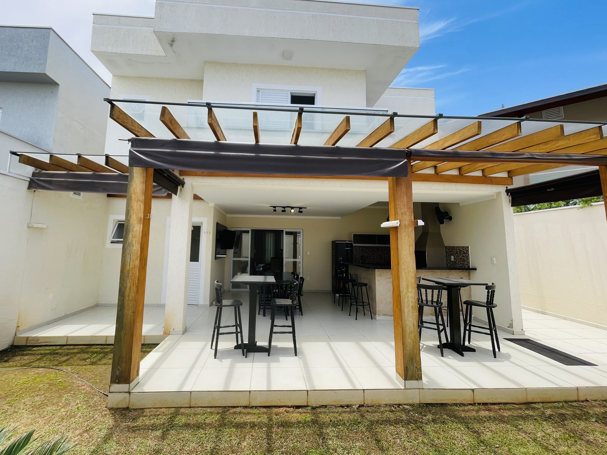 Casa à venda com 3 dormitórios no Condomínio Moema Ville em Pindamonhangaba/SP.