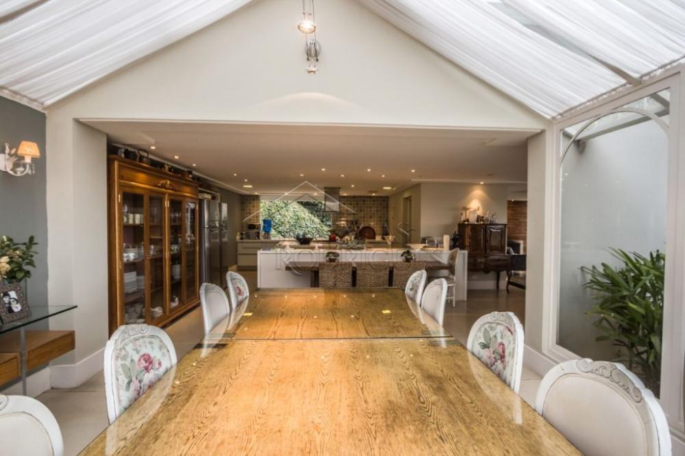 Casa à venda com 7 dormitórios no bairro Recanto das Araucárias em Campos do Jordão/SP.