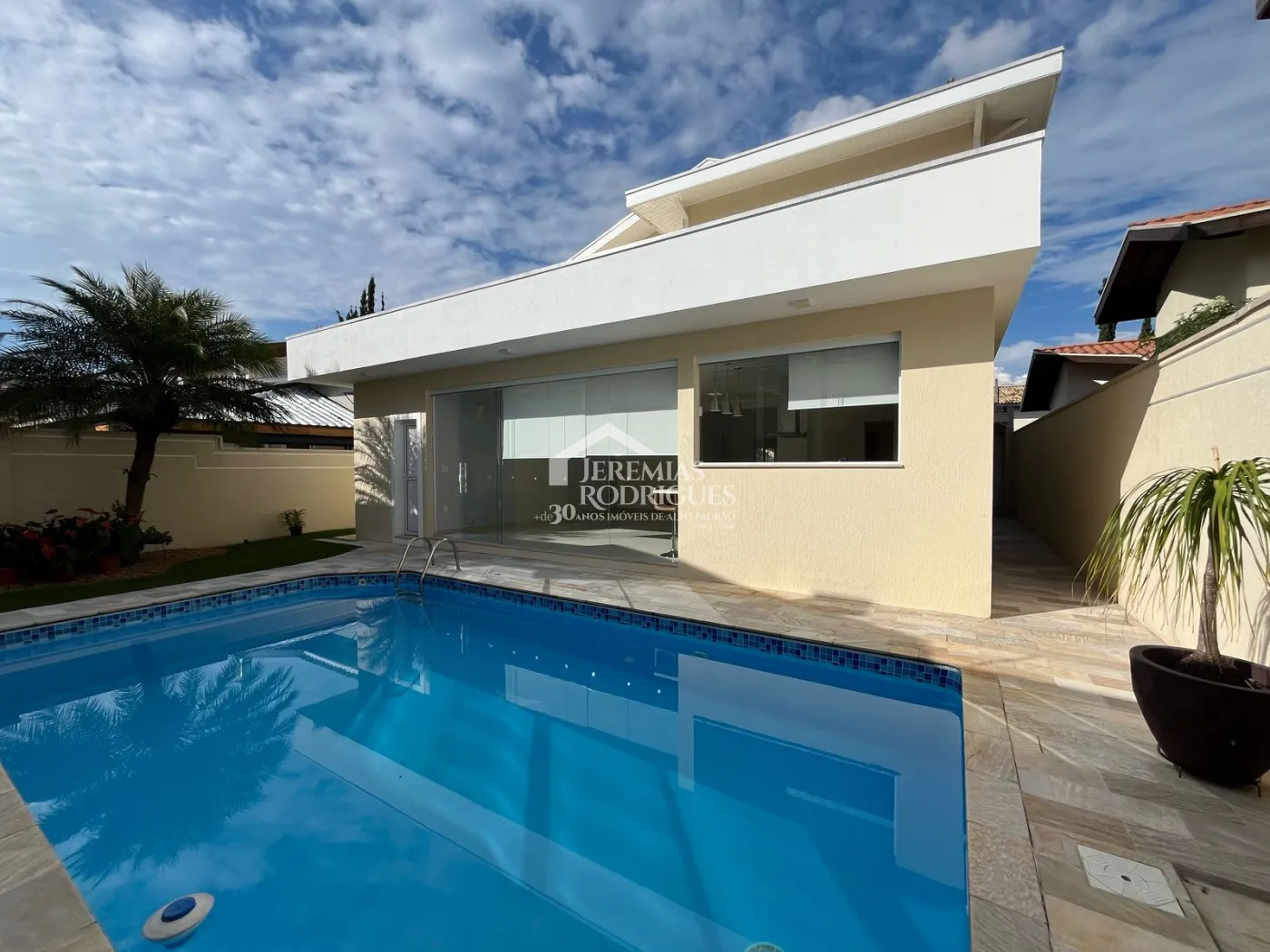 Casa à venda com 4 suítes no Condomínio Taubaté Village em Taubaté/SP.