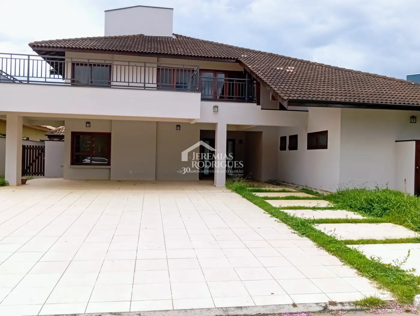 Casa à venda e locação com 4 suítes no Condomínio Colonial Village I em Pindamonhangaba/SP.