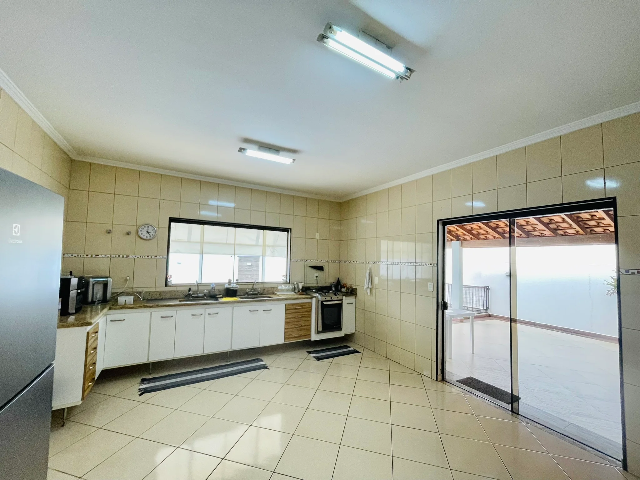 Casa à venda com 4 dormitórios no Condomínio Colonial Village I em Pindamonhangaba/SP. 