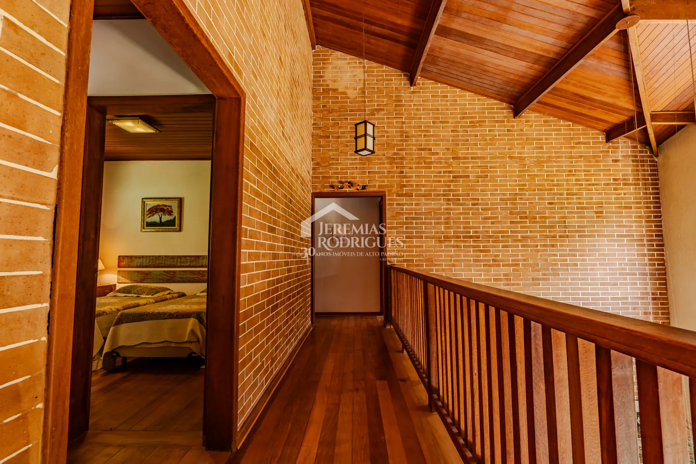 Casa assobradada à venda com 3 dormitórios no Condomínio Parque da Mantiqueira em Santo Antônio do Pinhal/SP.