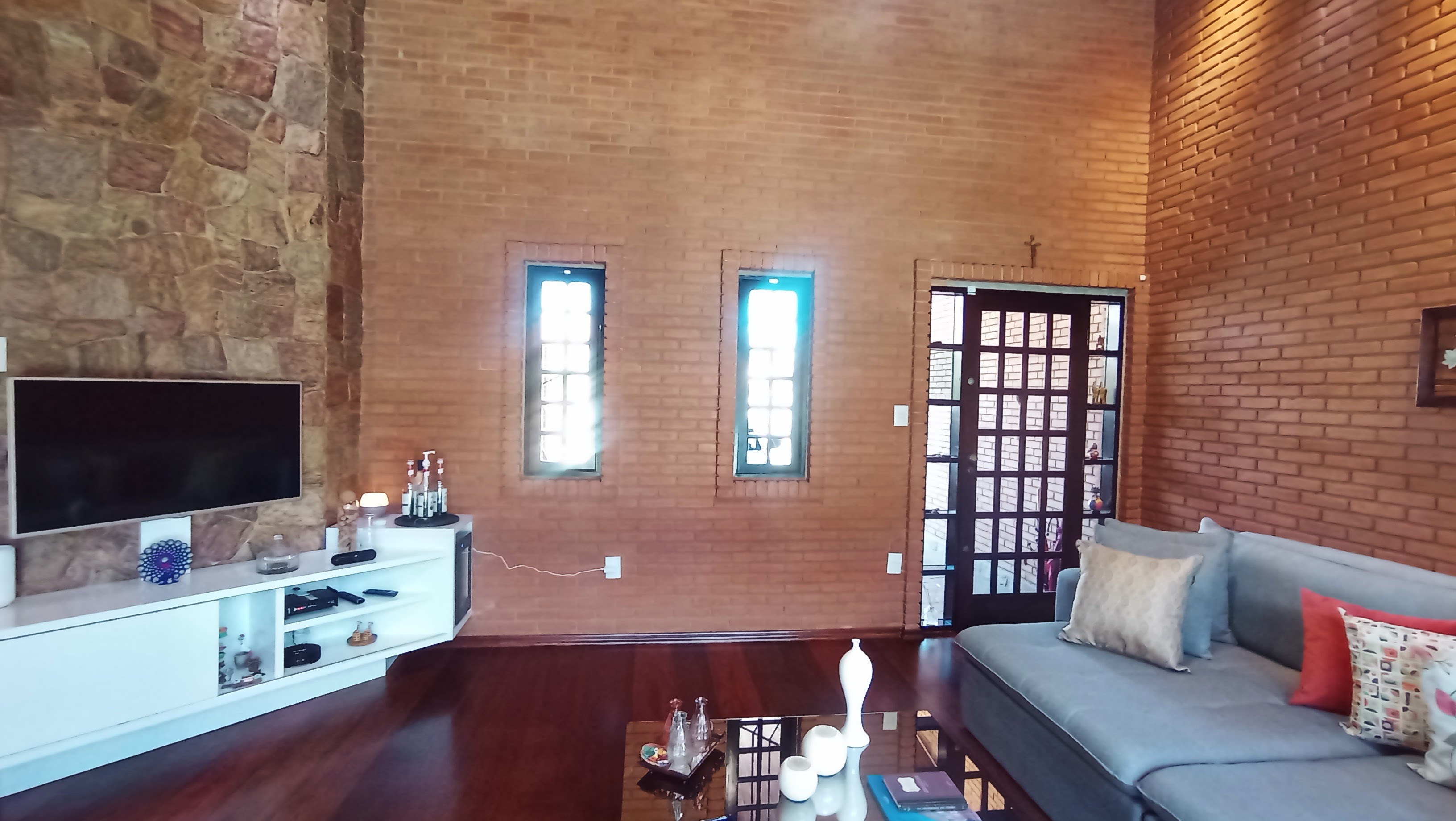 Casa à venda com 3 dormitórios no bairro Jardim do Sol em Taubaté/SP.