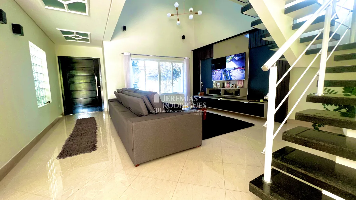 Casa à venda com 3 dormitórios no bairro Lessa em Pindamonhangaba/SP. 