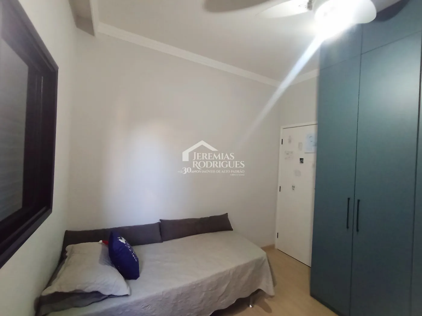 Casa à venda com 3 dormitórios no Condomínio Terras do Vale em Caçapava/SP.