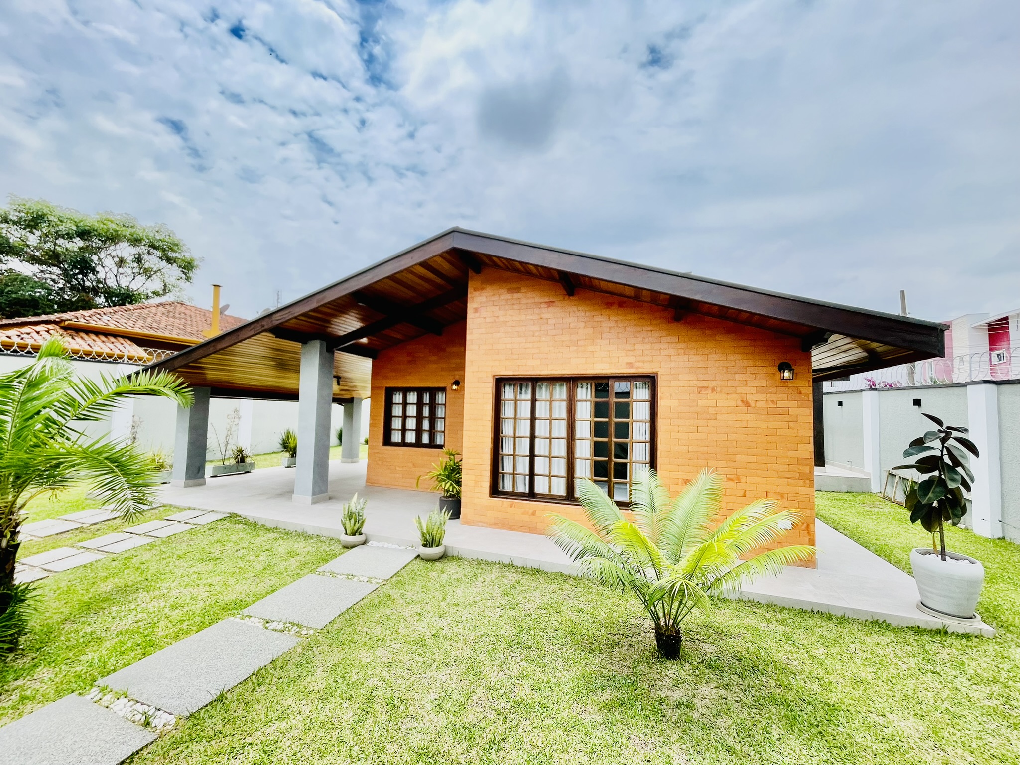 Casa à venda com 3 dormitórios no Condomínio Portal dos Ipês em Taubaté/SP.