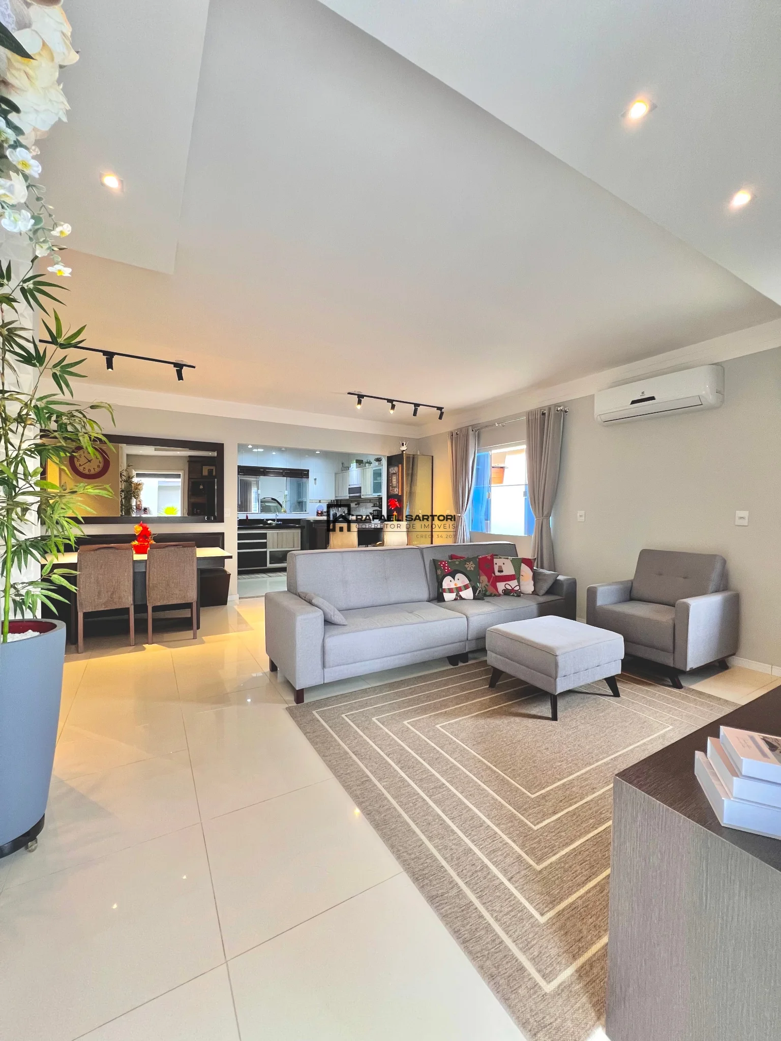 CASA COM 03 QUARTOS NO RAU
