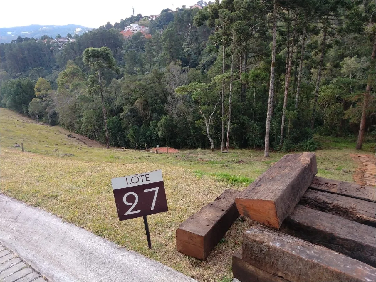 Terreno à venda com 1.068,58 m² no Condomínio Reserva Figueiredo em Campos do Jordão/SP.