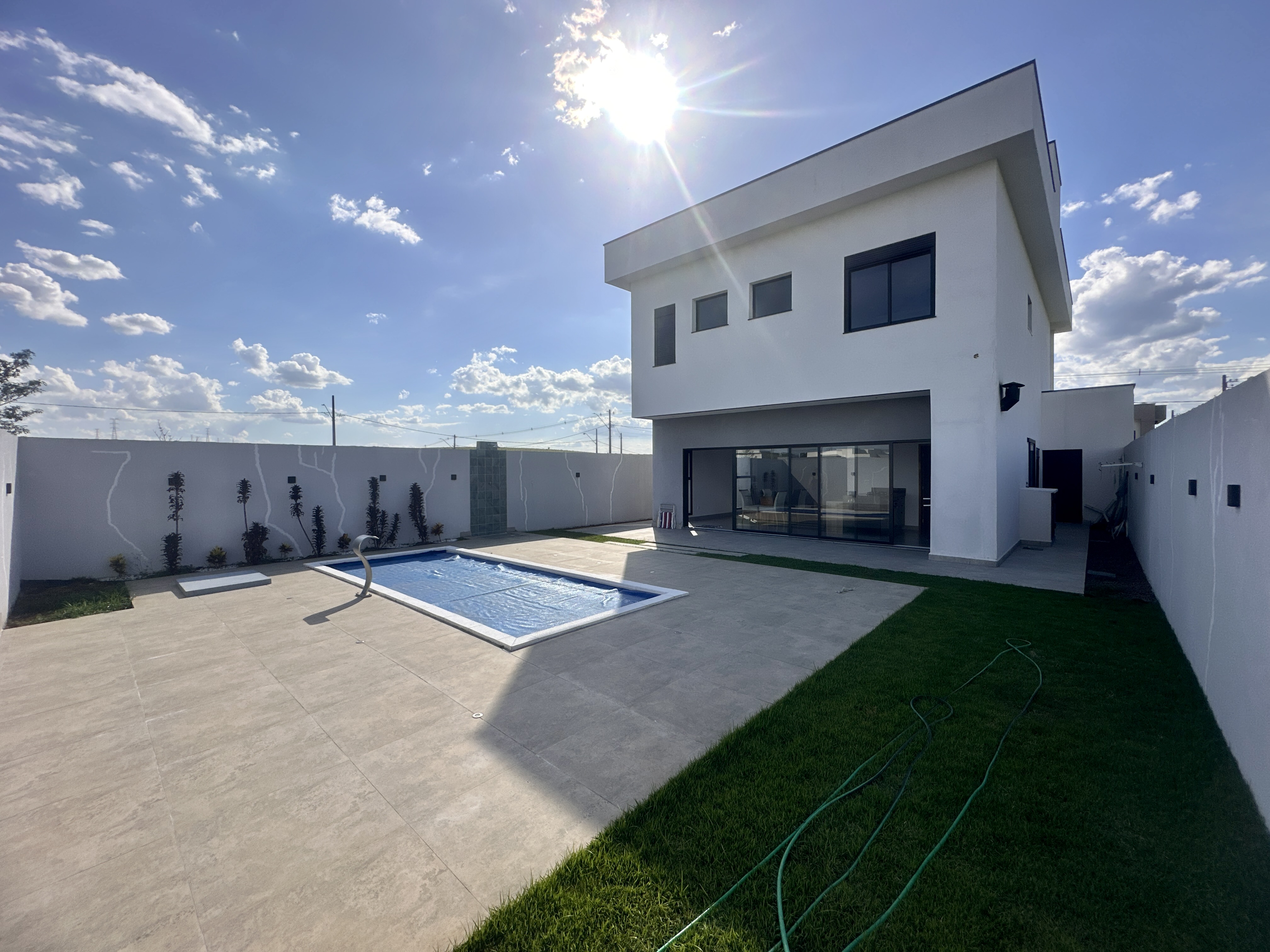 Casa à venda com 4 dormitórios no Condomínio Bella Vitta em Caçapava/SP.