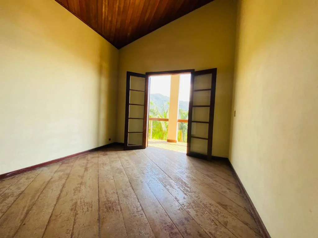 Casa à venda com 5 dormitórios no Condomínio Ponta das Toninhas em Ubatuba/SP. 