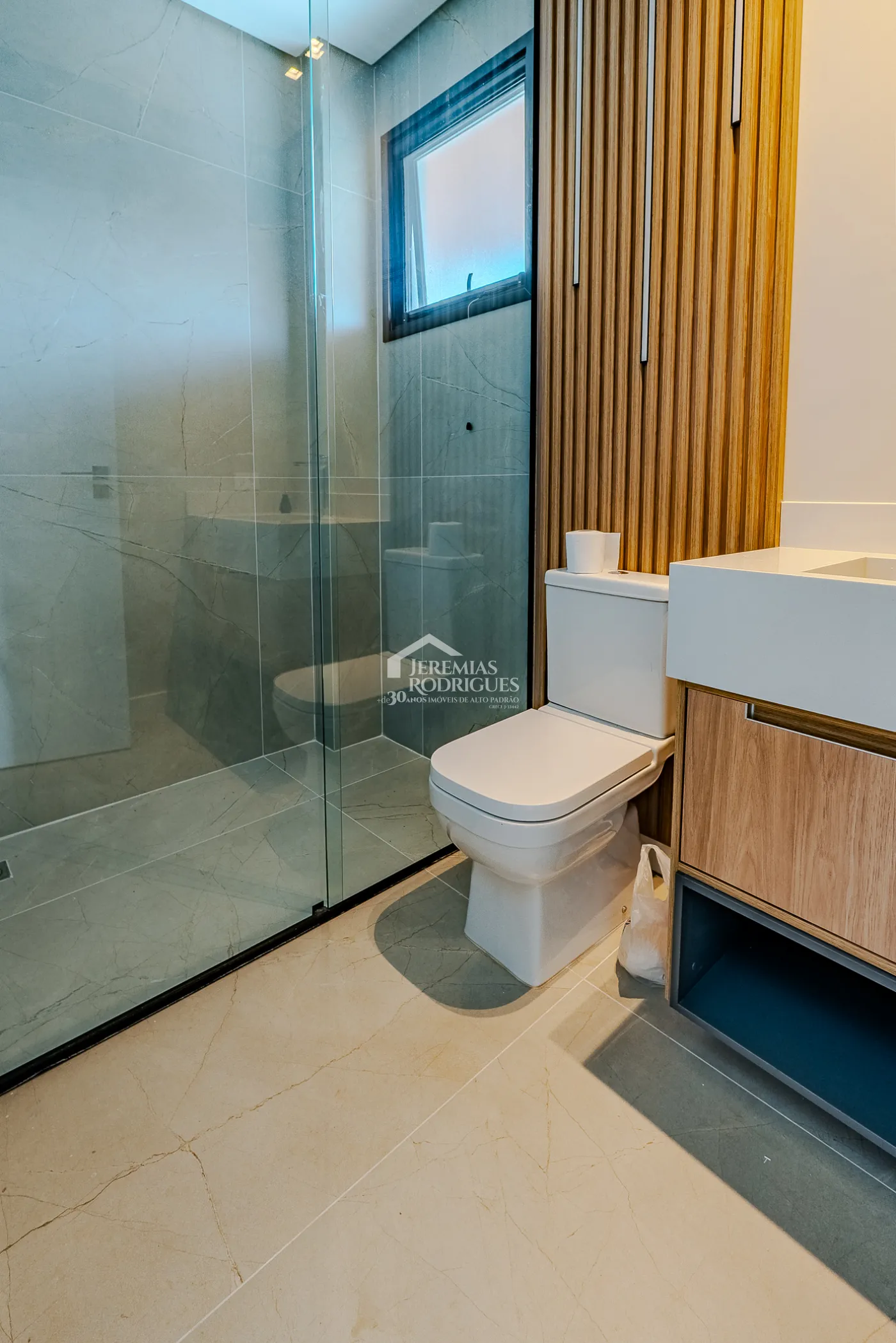 Casa à venda com 4 suítes no Condomínio Residencial Alphaville II em São José dos Campos/SP.