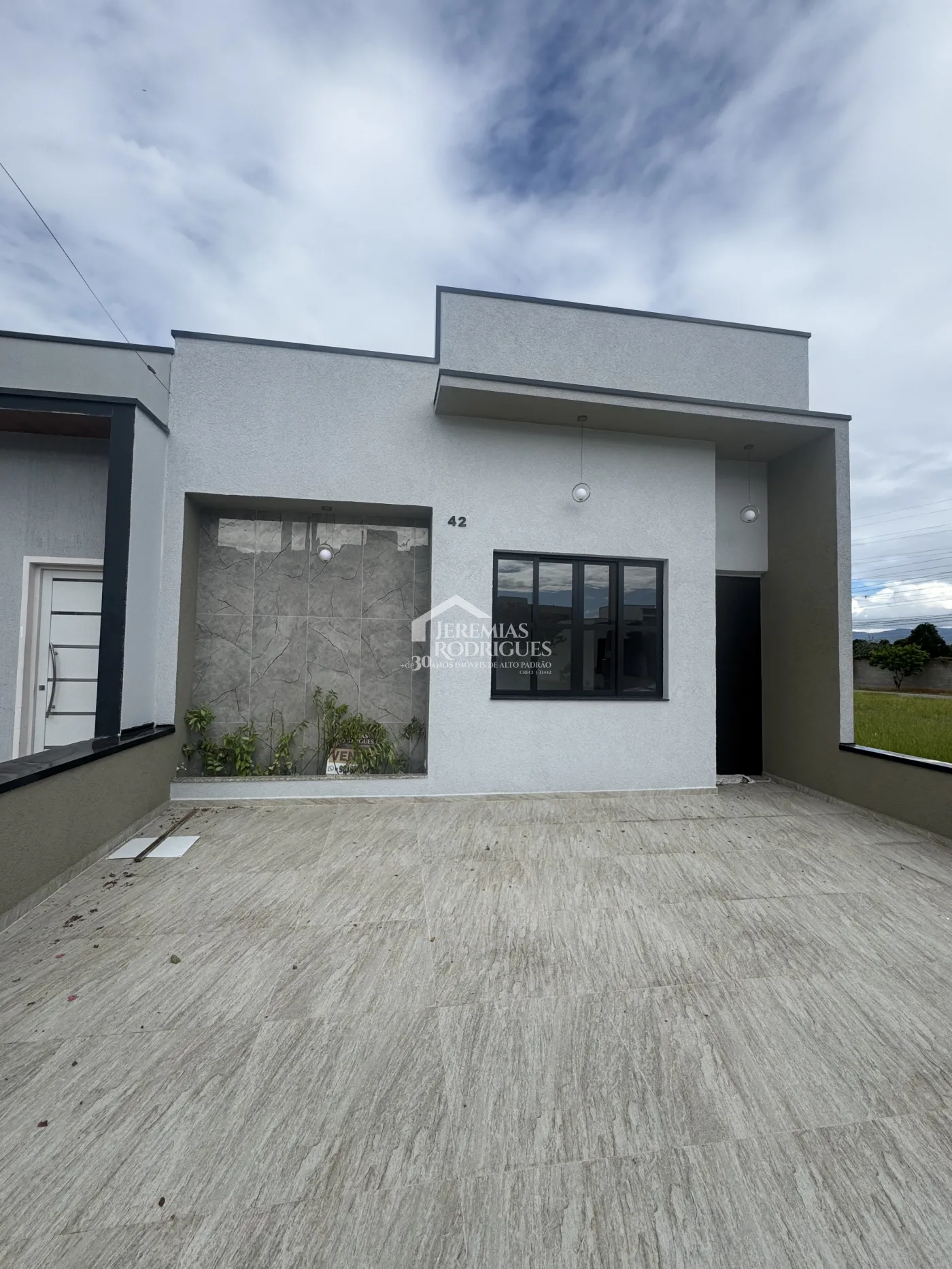 Casa à venda com 3 dormitórios no Condomínio Residencial Laguna em Pindamonhangaba/SP.
