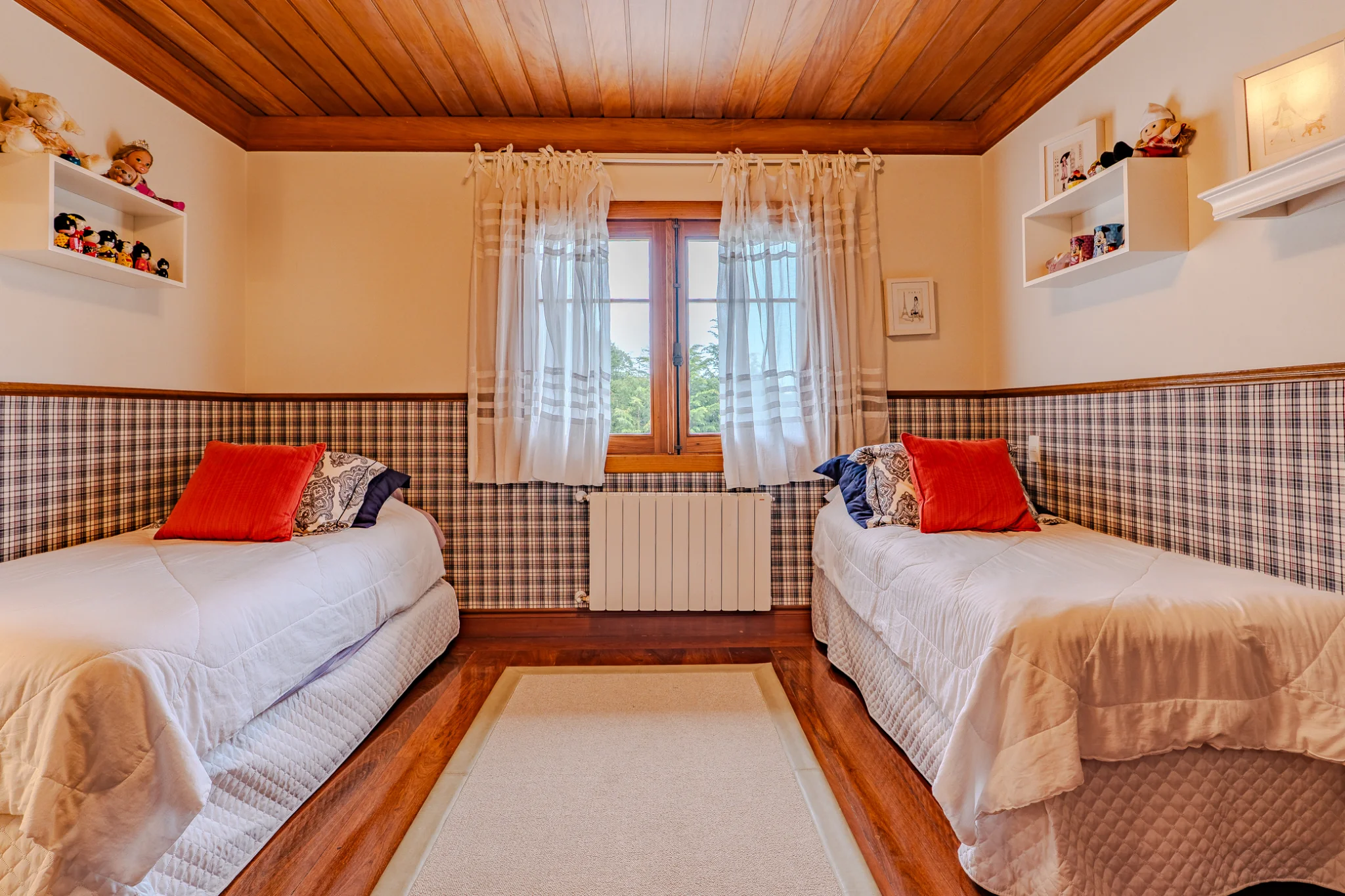 Casa à venda com 7 suítes no Condomínio Vila Simonsen em Campos do Jordão/SP. 