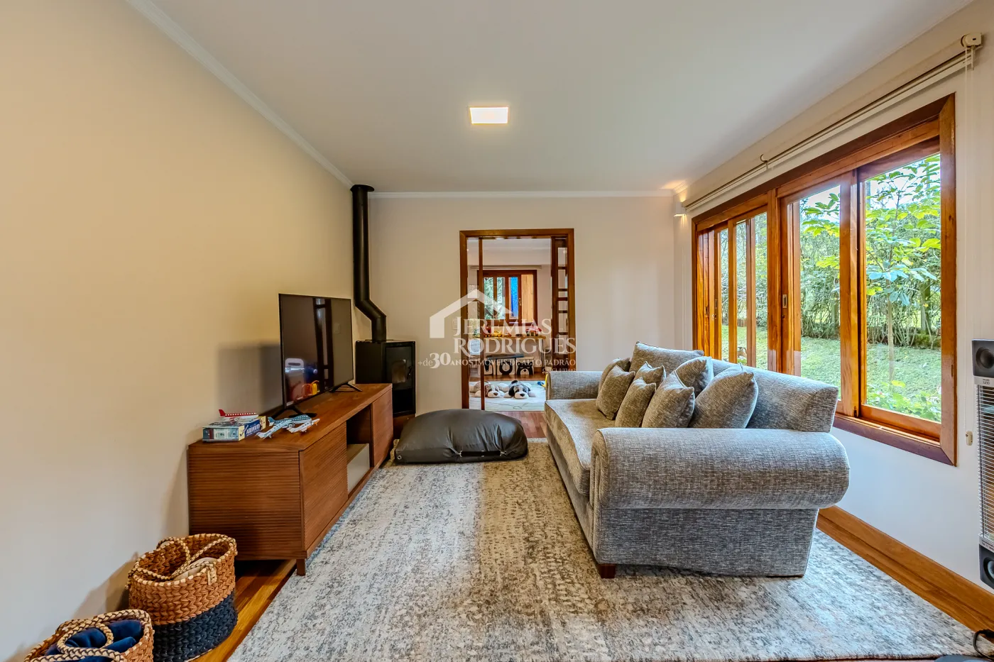 Casa à venda com 3 suítes no Condomínio Reserva Figueiredo em Campos do Jordão/SP.