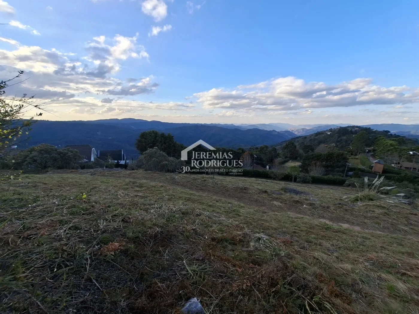 Terreno à venda no Condomínio Pedra do Fogo em Campos do Jordão/SP.