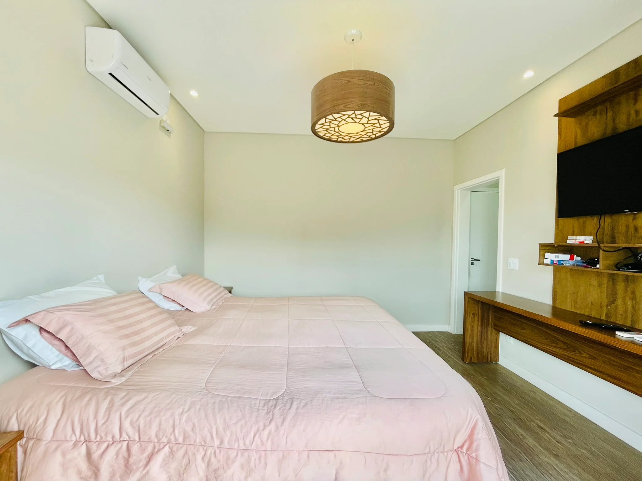 Casa à venda com 4 suítes no Condomínio Tecoara em Taubaté/SP.