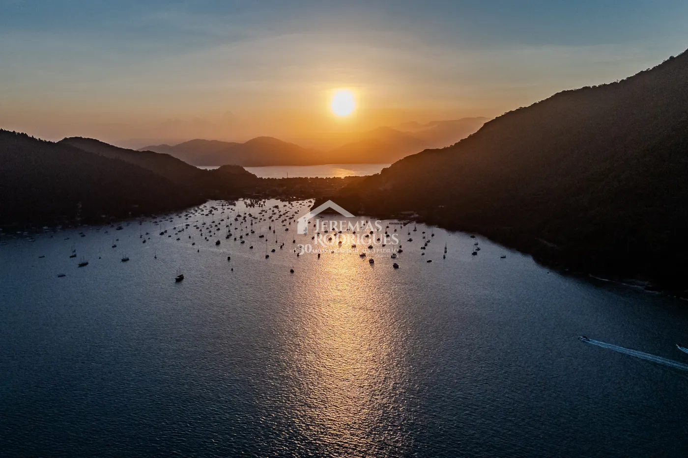 Mansão à venda com 7suítes no Condomínio Santa Rita em Ubatuba/SP.