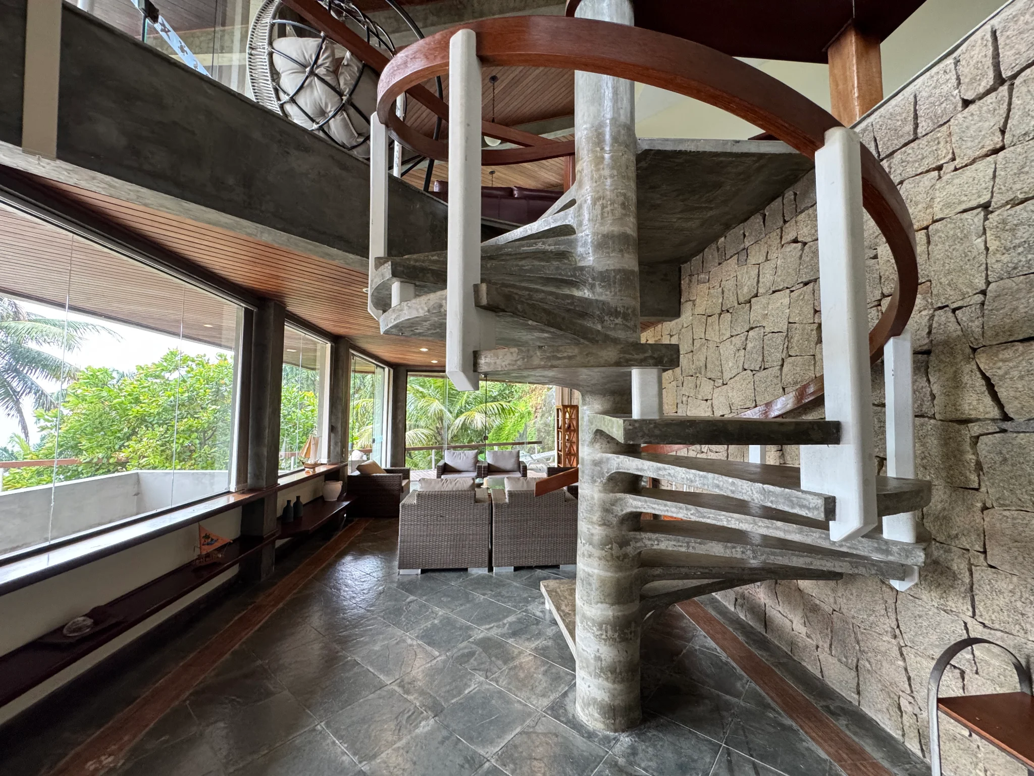 Casa à venda com 5 dormitórios no Condomínio Ponta das Toninhas em Ubatuba/SP. 