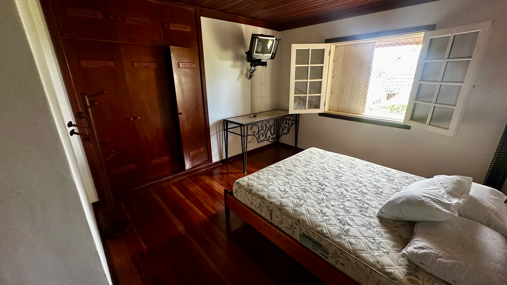 Casa para locação com 4 dormitórios no Condomínio SABAC em Campos do Jordão/SP. 