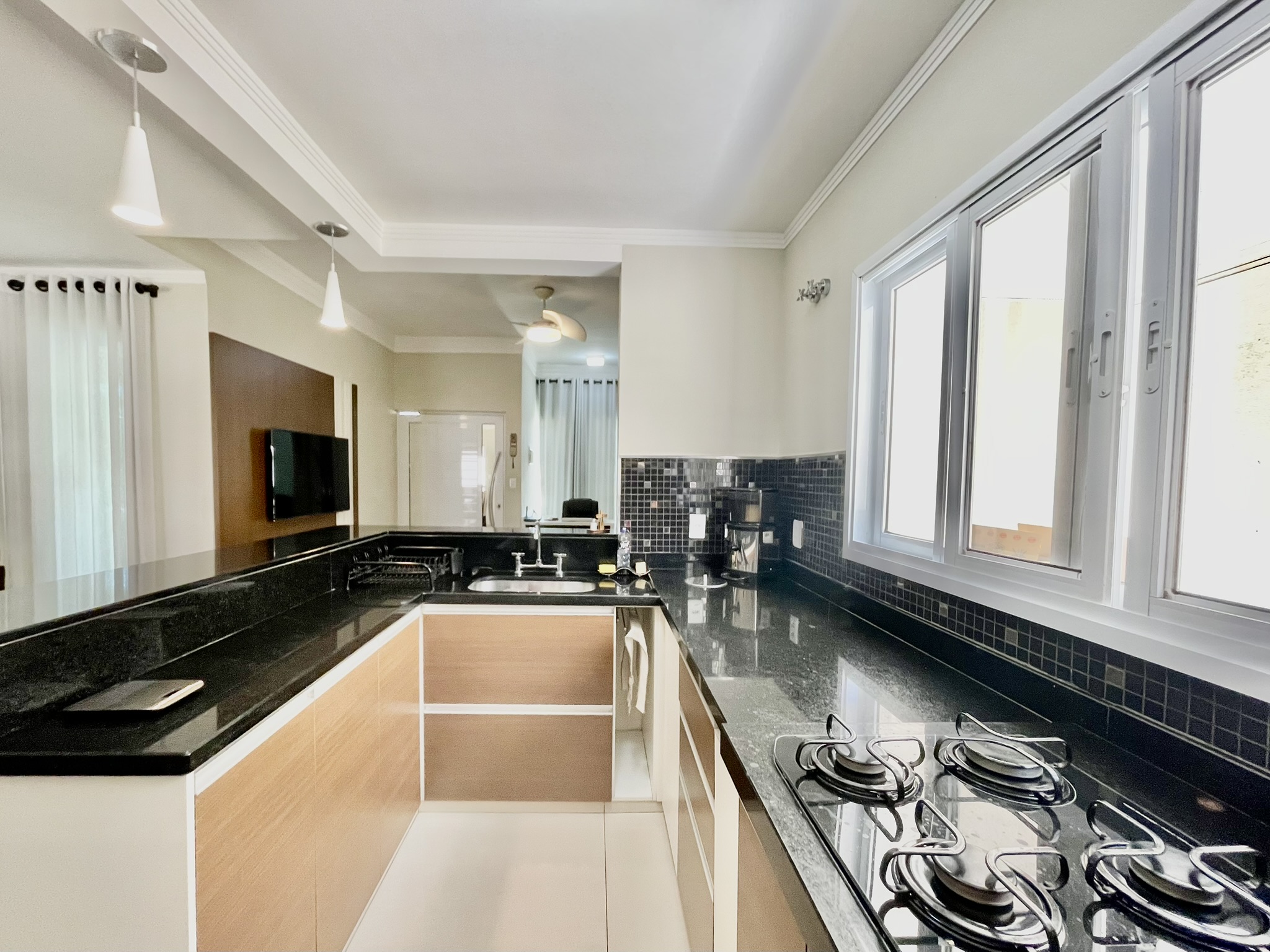 Casa à venda com 3 dormitórios no Condomínio Moema Ville em Pindamonhangaba/SP.