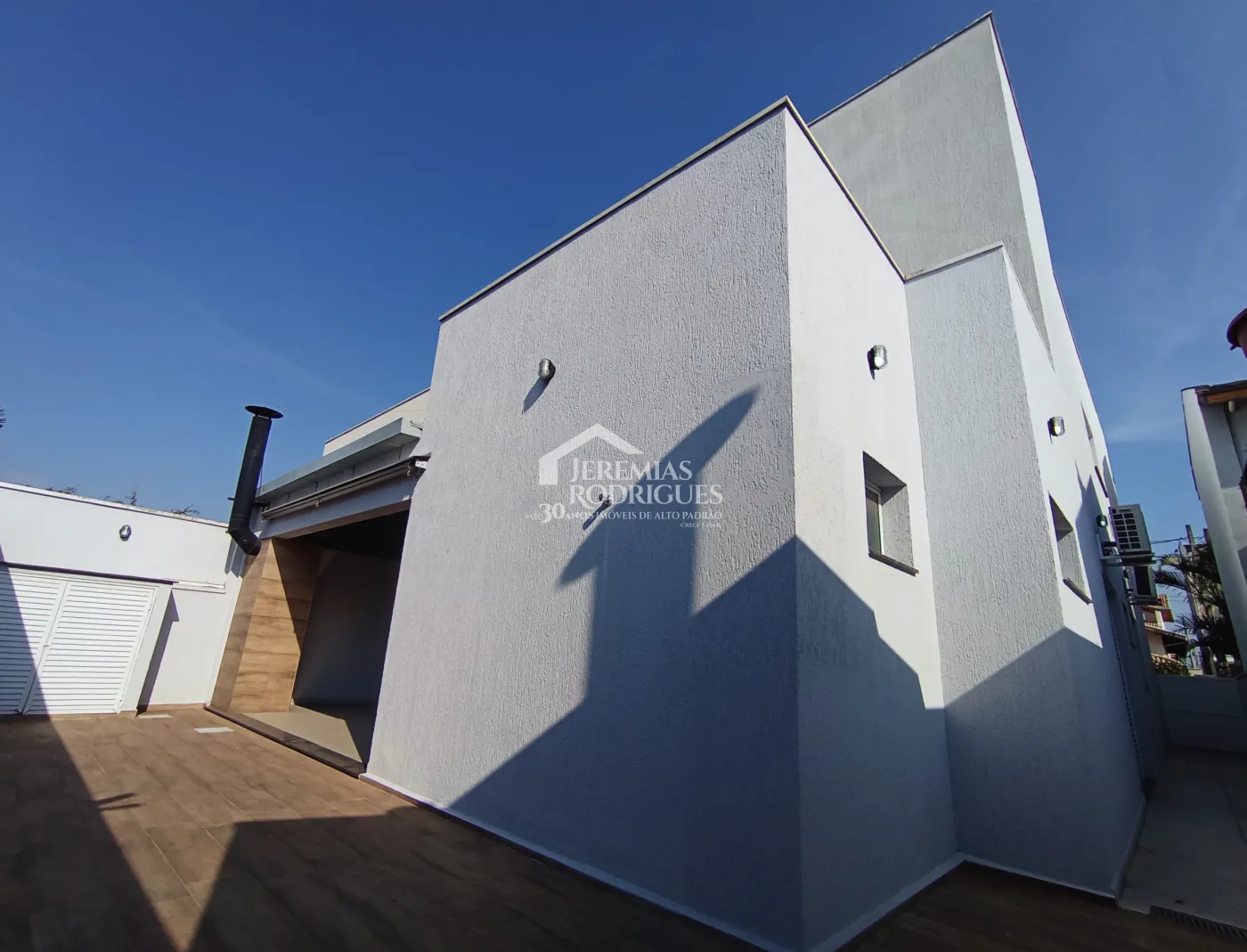 Casa para venda e locação com 3 dormitórios, no Condomínio Campos do Conde II em Tremembé/SP.