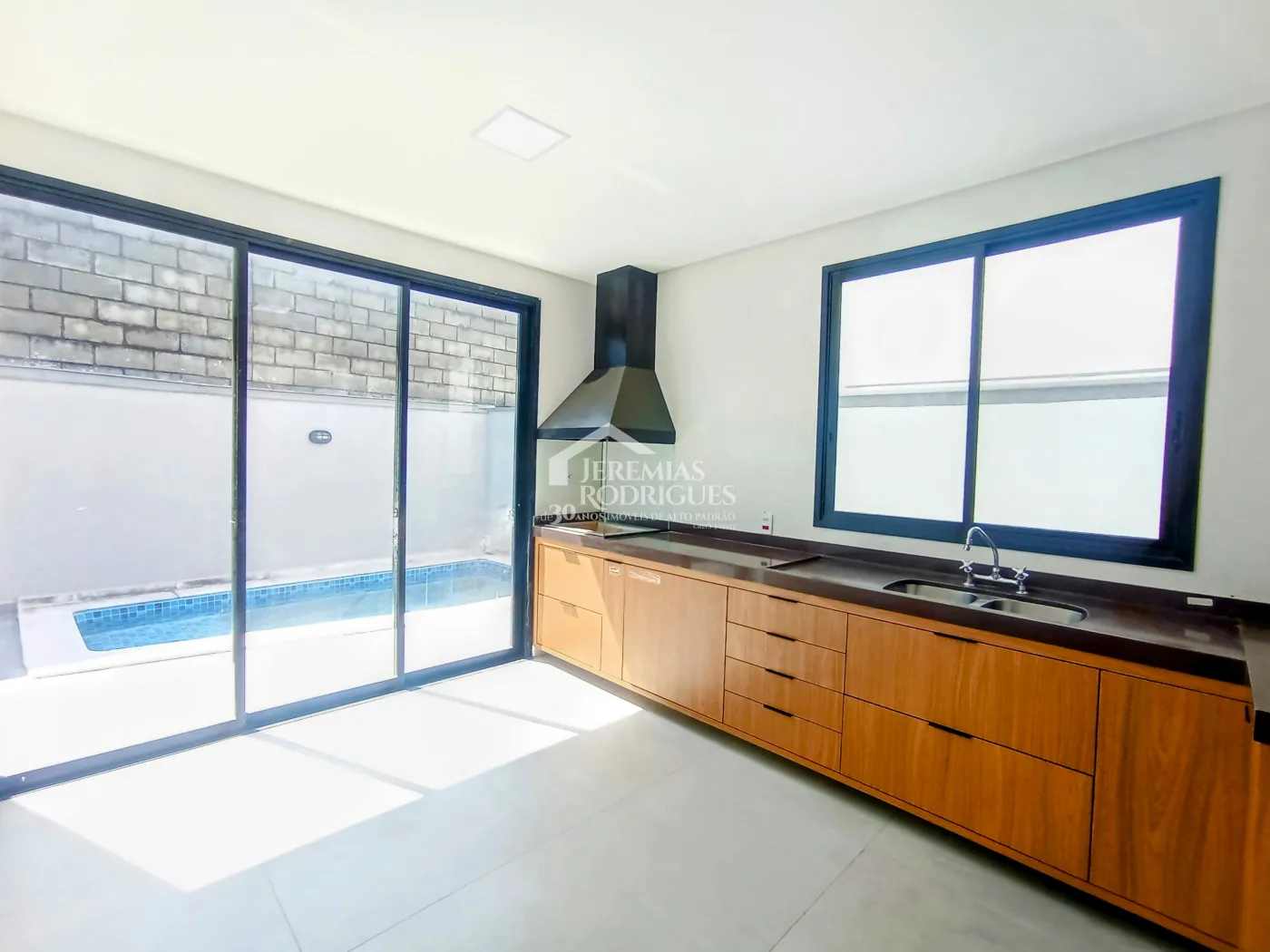 Casa à venda com 3 suítes no Condomínio Campos do Conde II em Tremembé/SP.