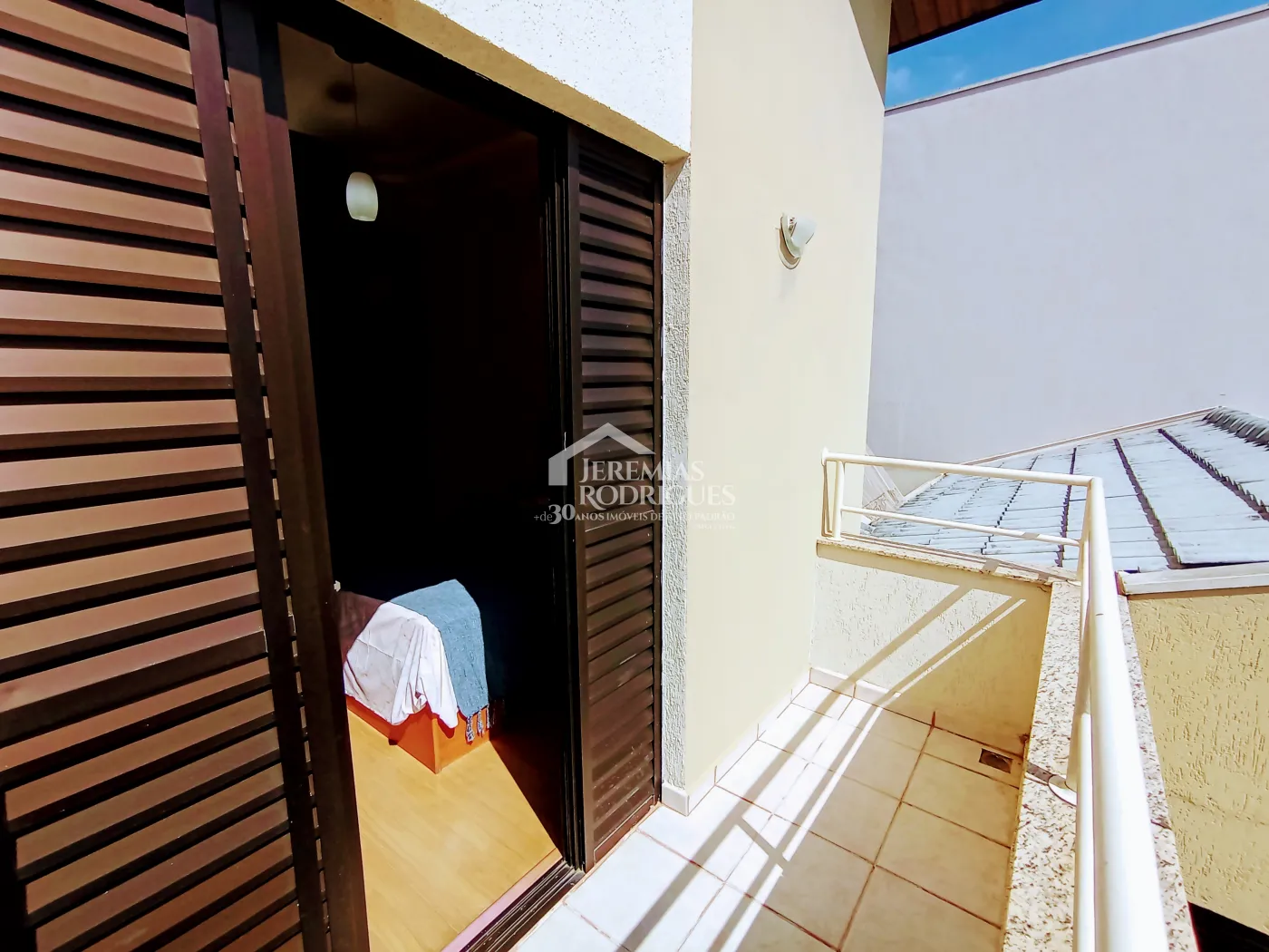 Casa assobradada à venda com 3 suítes no Condomínio Fortaleza em Taubaté/SP.