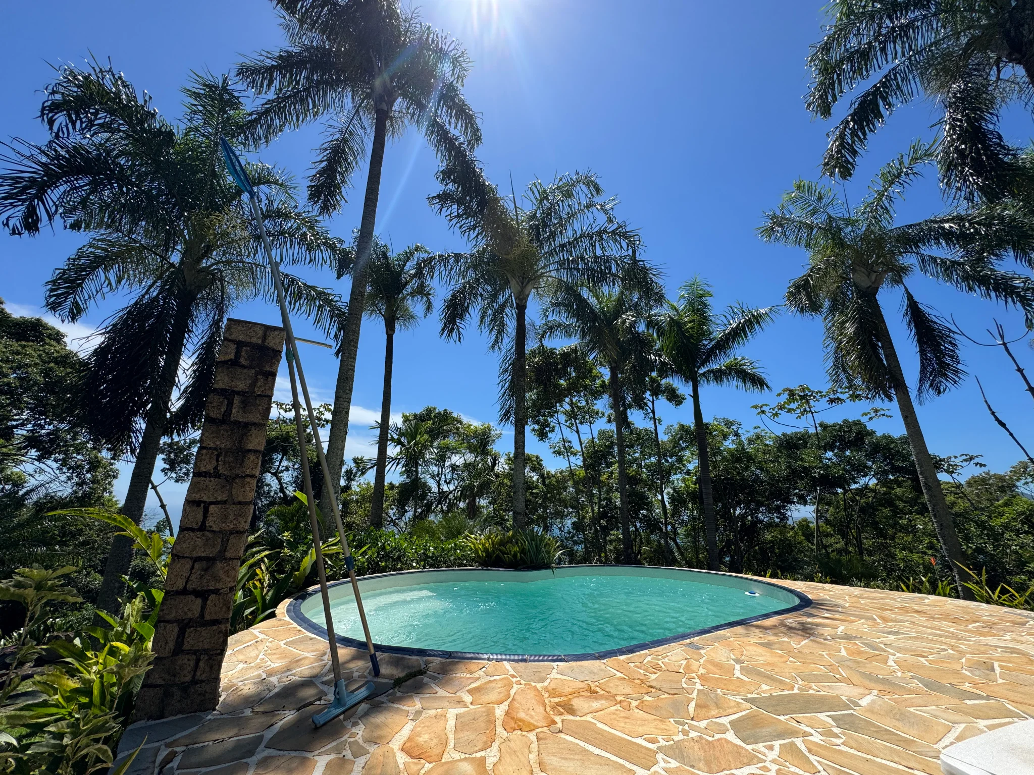 Casa à venda com 3 suítes no Condomínio Ponta das Toninhas em Ubatuba/SP. 