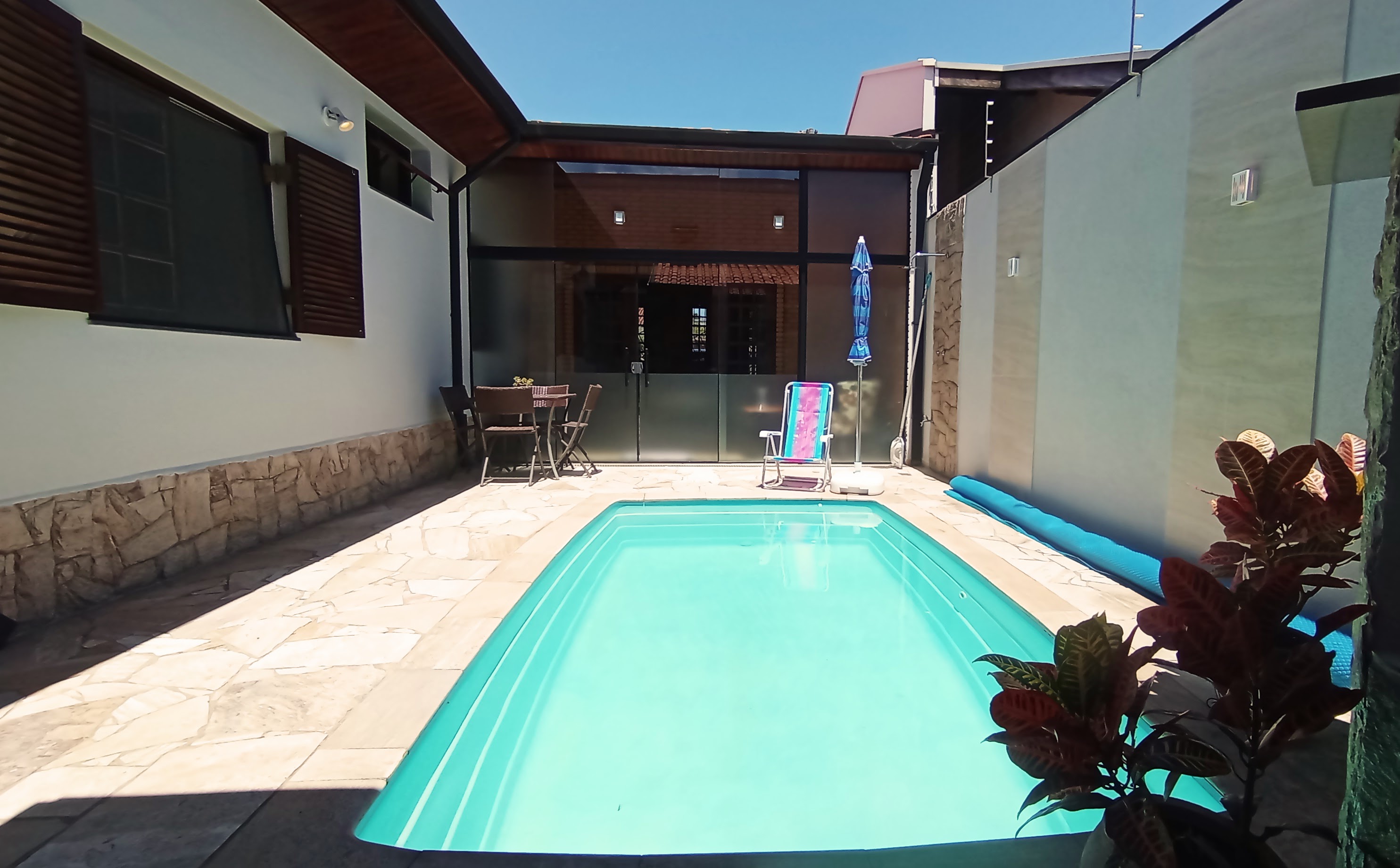 Casa à venda com 3 dormitórios no bairro Jardim do Sol em Taubaté/SP.