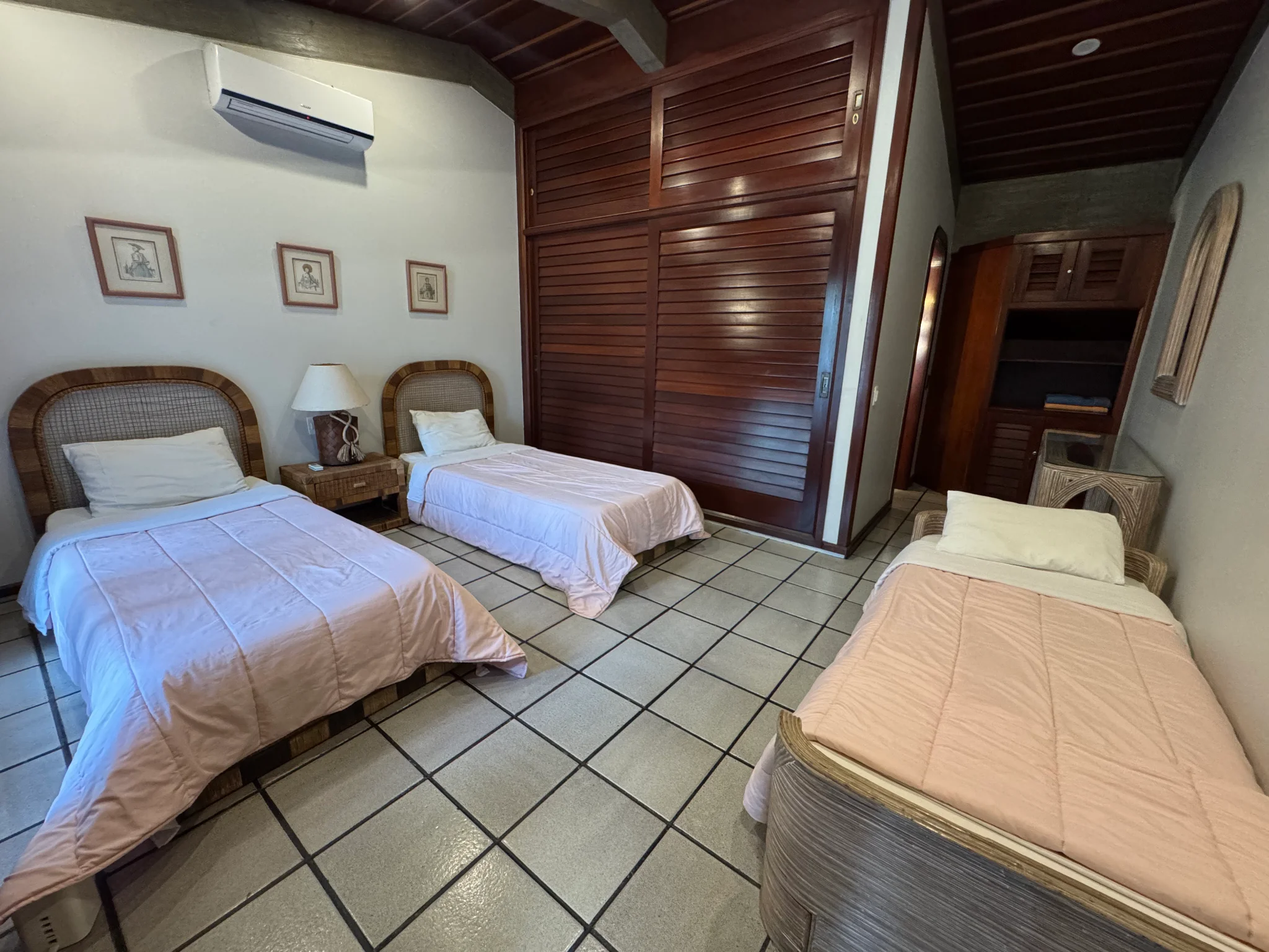 Casa á venda com 5 suítes, pé na areia no Condomínio Domingas Dias em Ubatuba/SP.