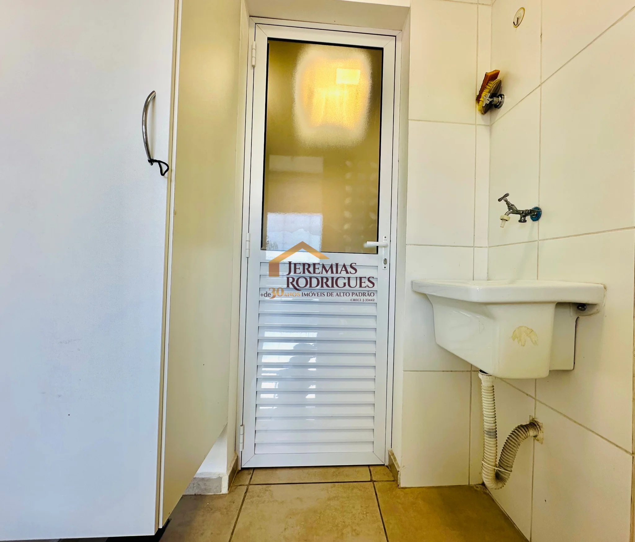 Apartamento para locação e venda no Edifício Solar Vicente Giffoni em Taubaté/SP.